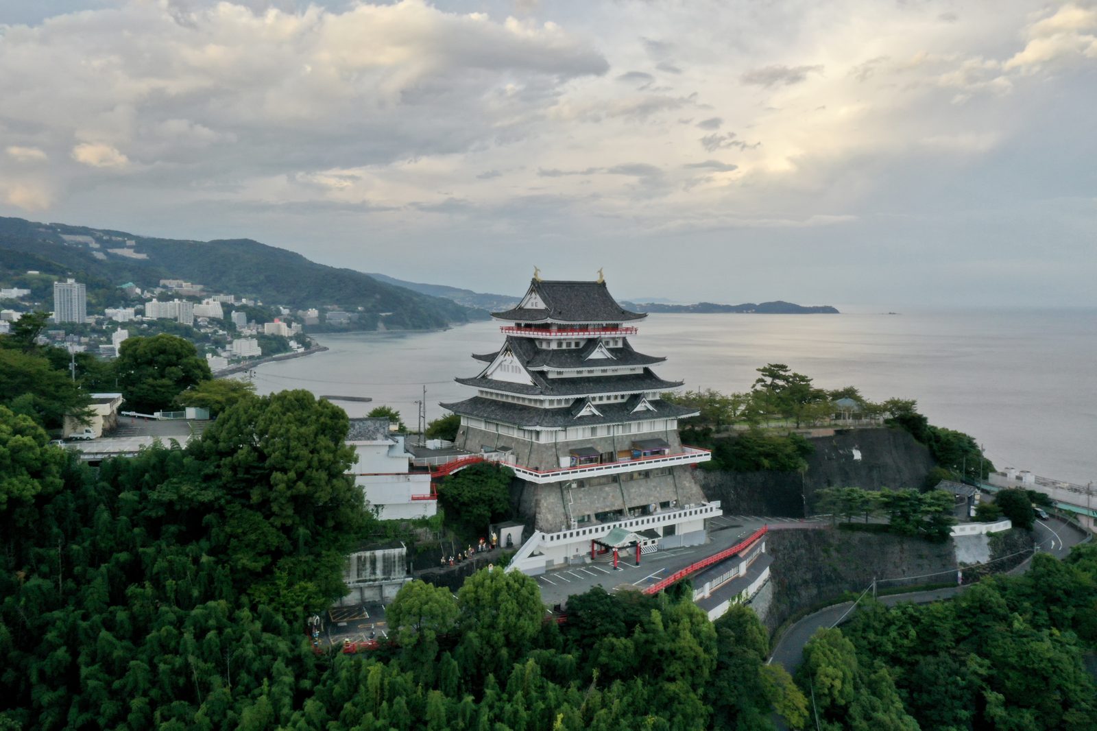 熱海城と眼下の海岸線