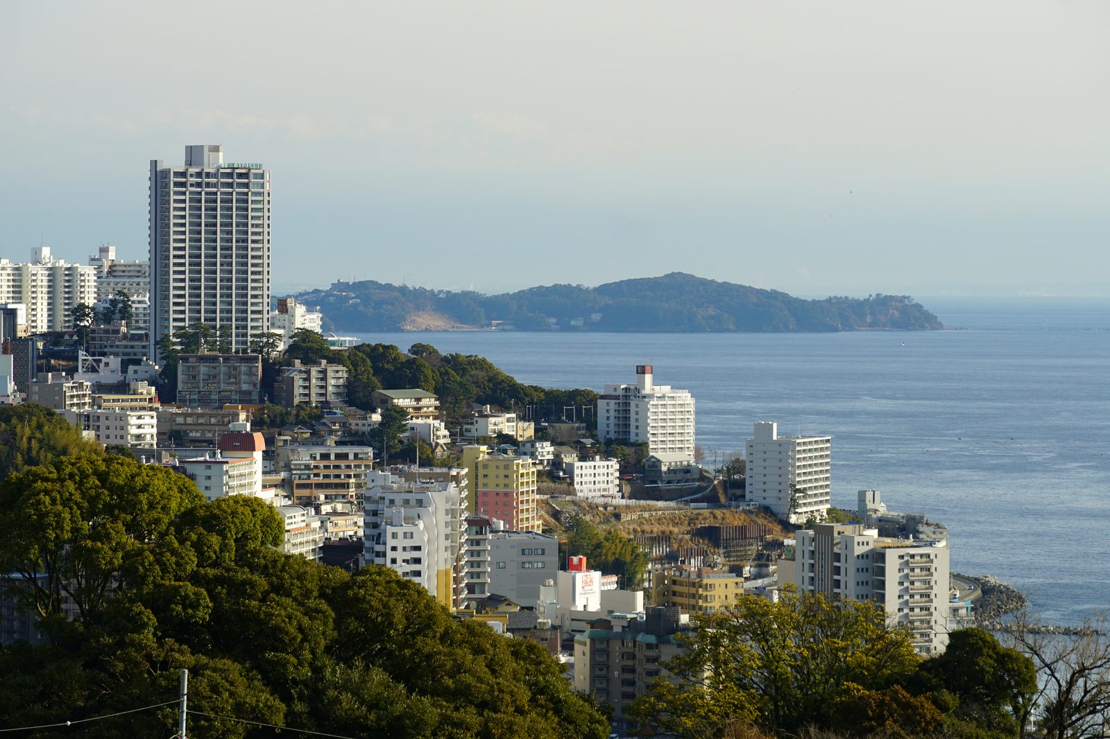 熱海温泉の湯けむりが立ち上る街並み