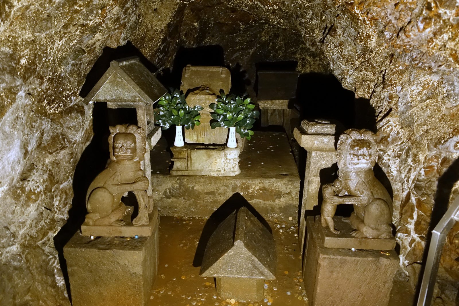 江島神社奥津宮そばの岩屋洞窟