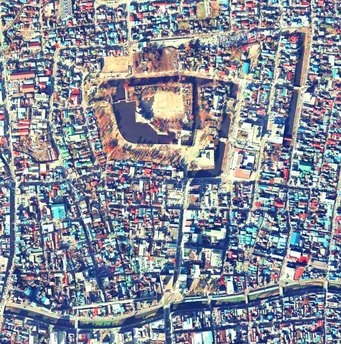 松本城・国宝に指定された現存天守（航空写真）