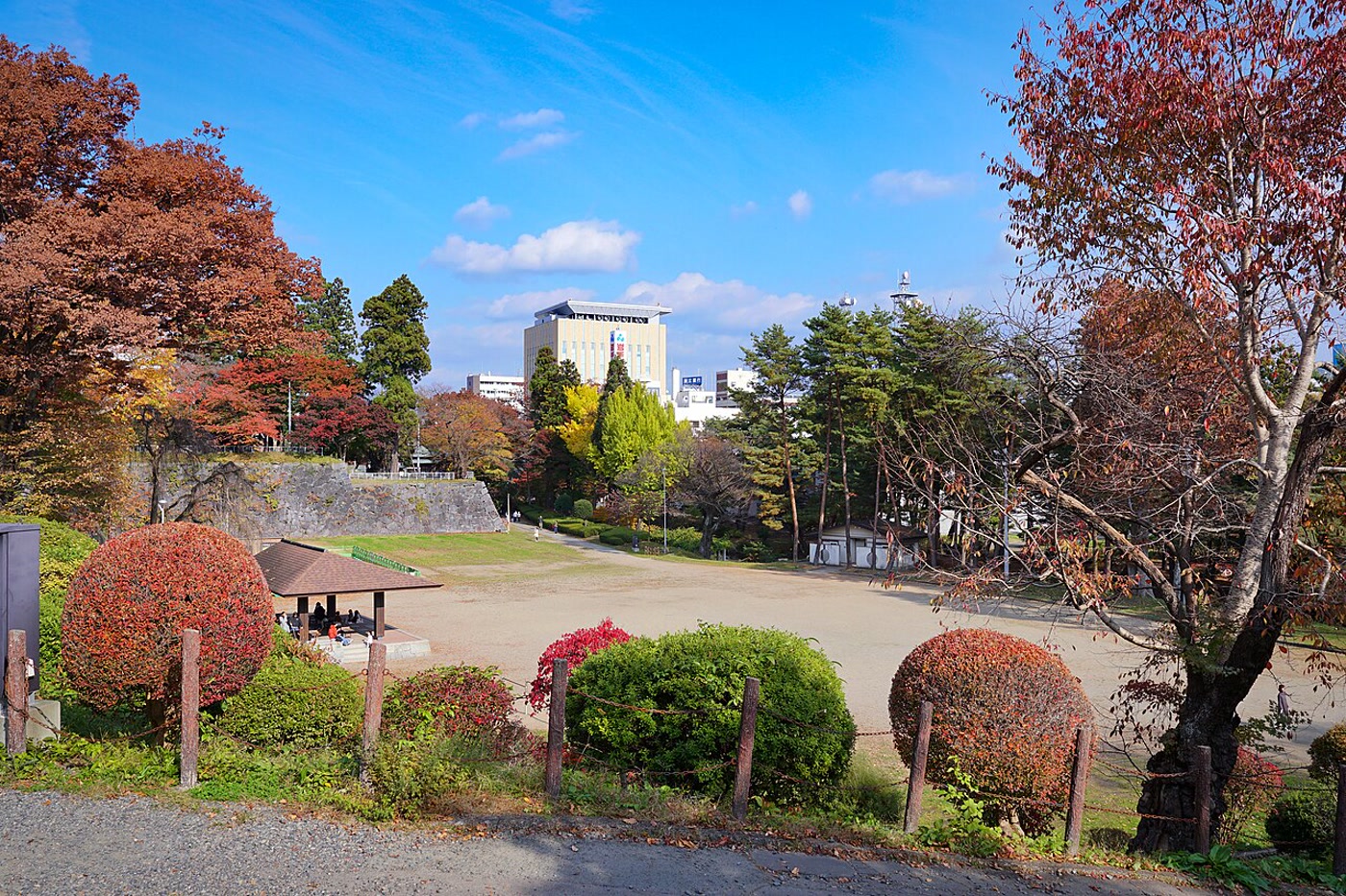 盛岡城址公園からの秋の市街景観
