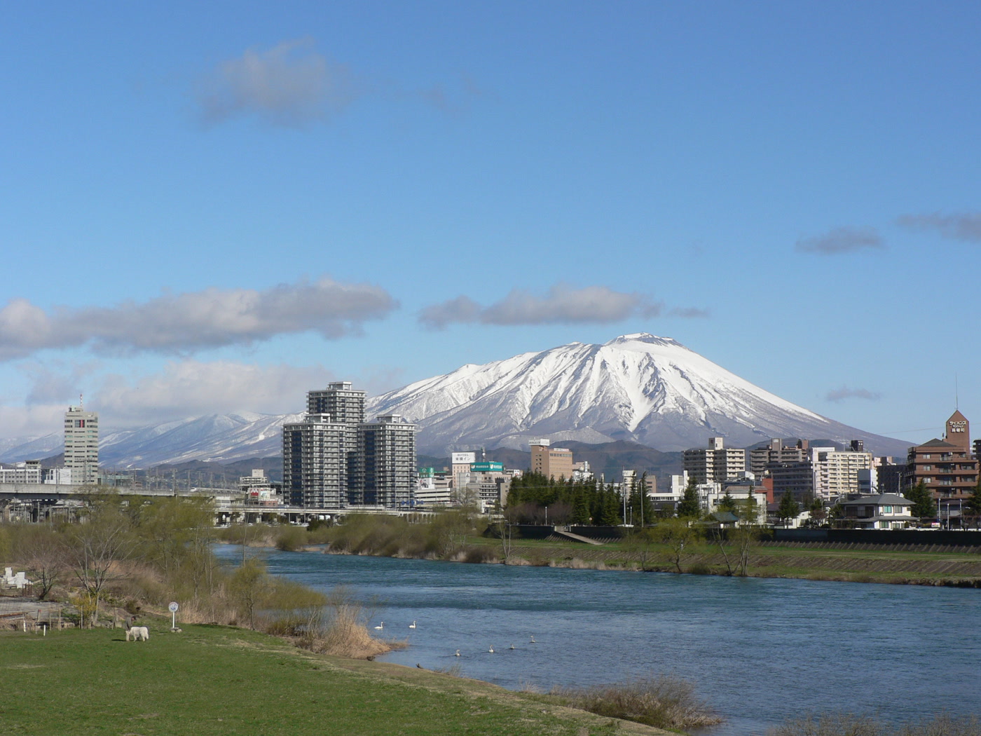 岩手山と北上川（盛岡市）