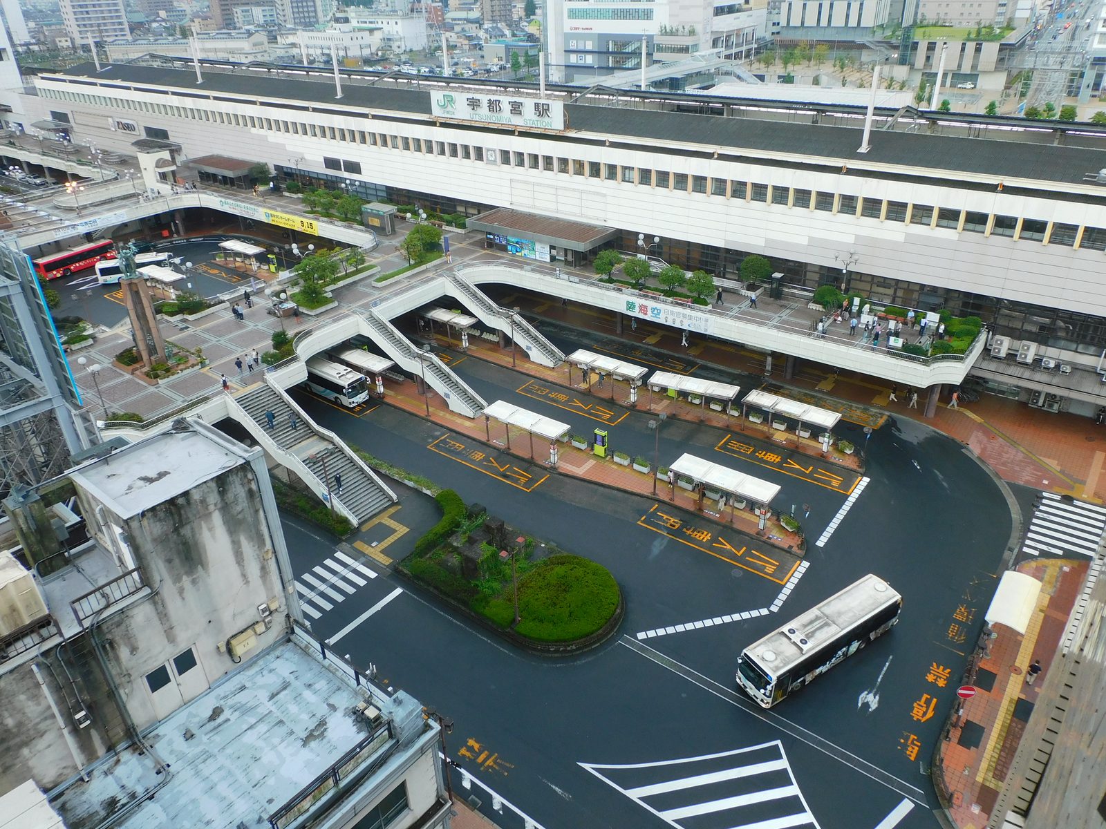 宇都宮駅西口のバスターミナル